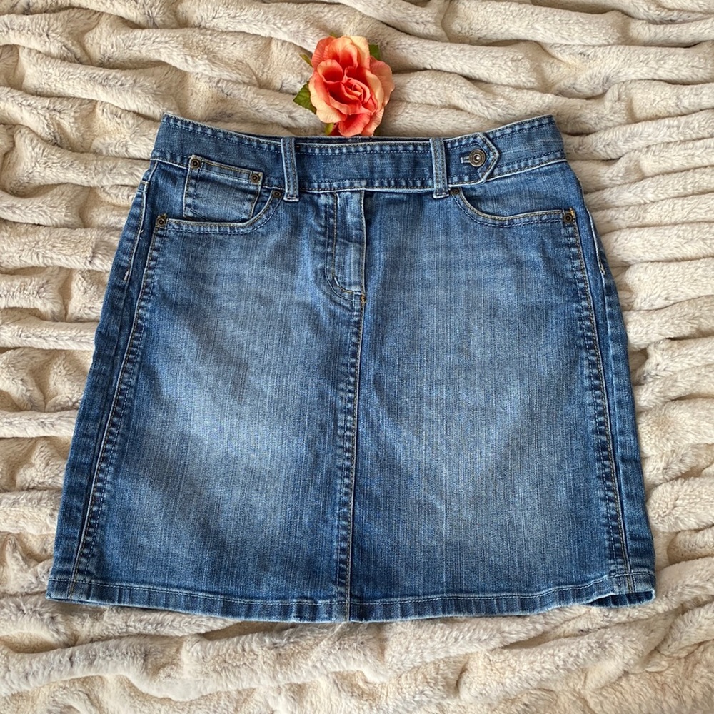 Ann Taylor Classic Denim Skirt size 8 closet staple jean skirt mid thigh length